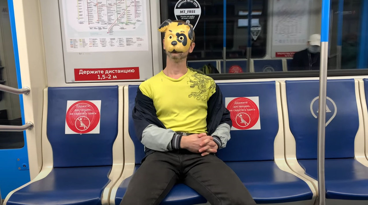 Маски в метро.
