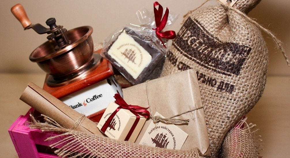 Букет ferrero rocher. Необычный подарок девушке. Креативные подарки женщине. Интересные подарки. Идеи подарков на день рождения.