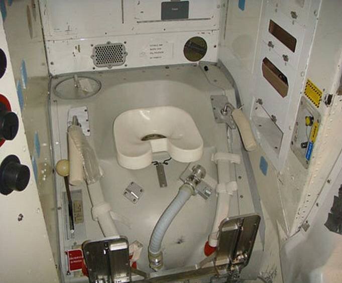 Космический туалет в Шаттле
