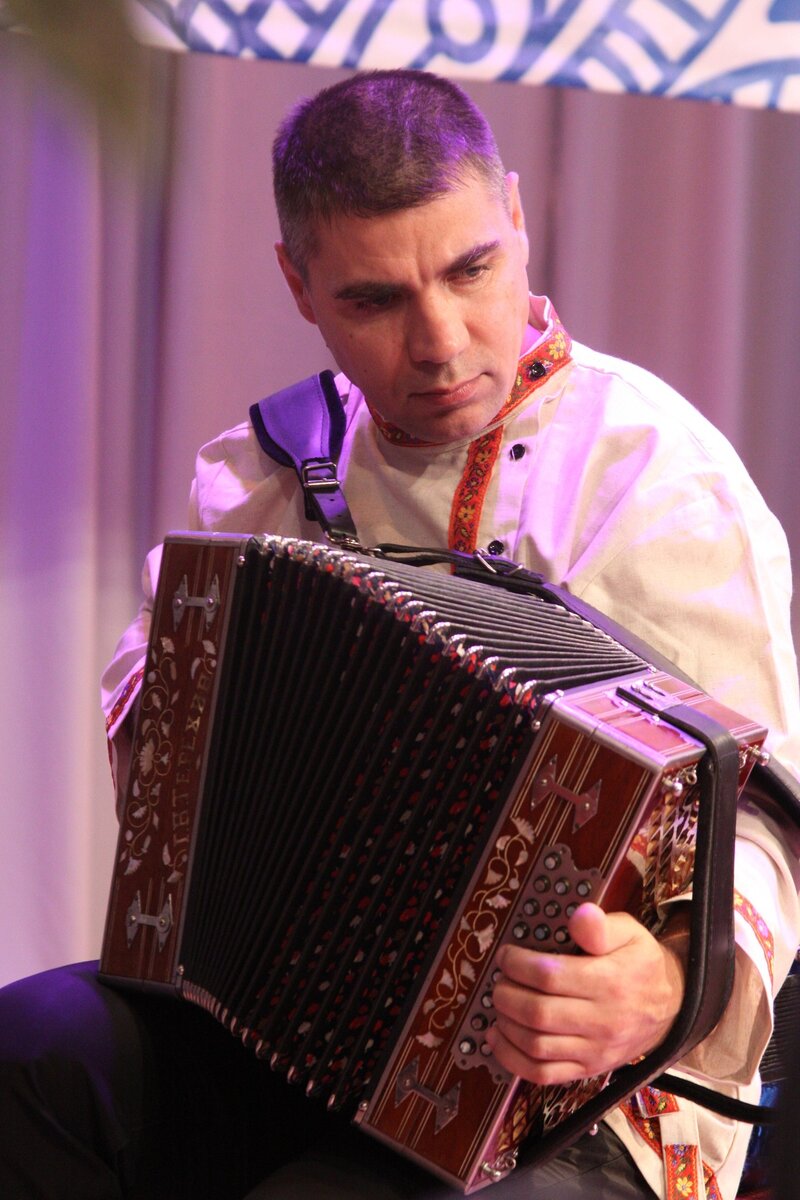 Александр Баранов, музыкант, гармонист, исполнитель народных и авторских песен. Город Иваново, Россия.