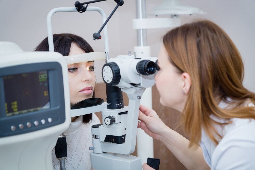 Где проверить зрение и купить. Кератоконус авторефрактометрия. Аппарат авторефрактометр офтальмологический. Визометрия, рефрактометрия. Аппарат для проверки зрения.