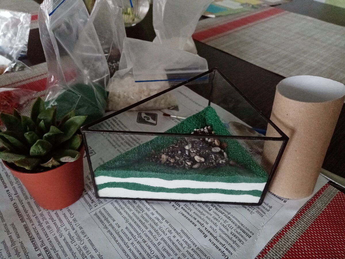 Затем повторяла слои песка и грунта, все огрехи подправляла кисточкой