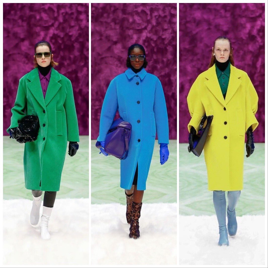 Яркие пальто.