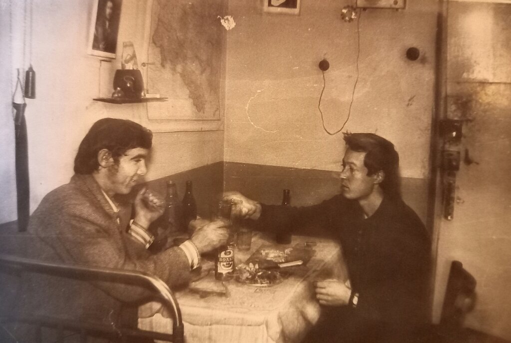 Комната в общежитии в советское время. Мой папа - справа.