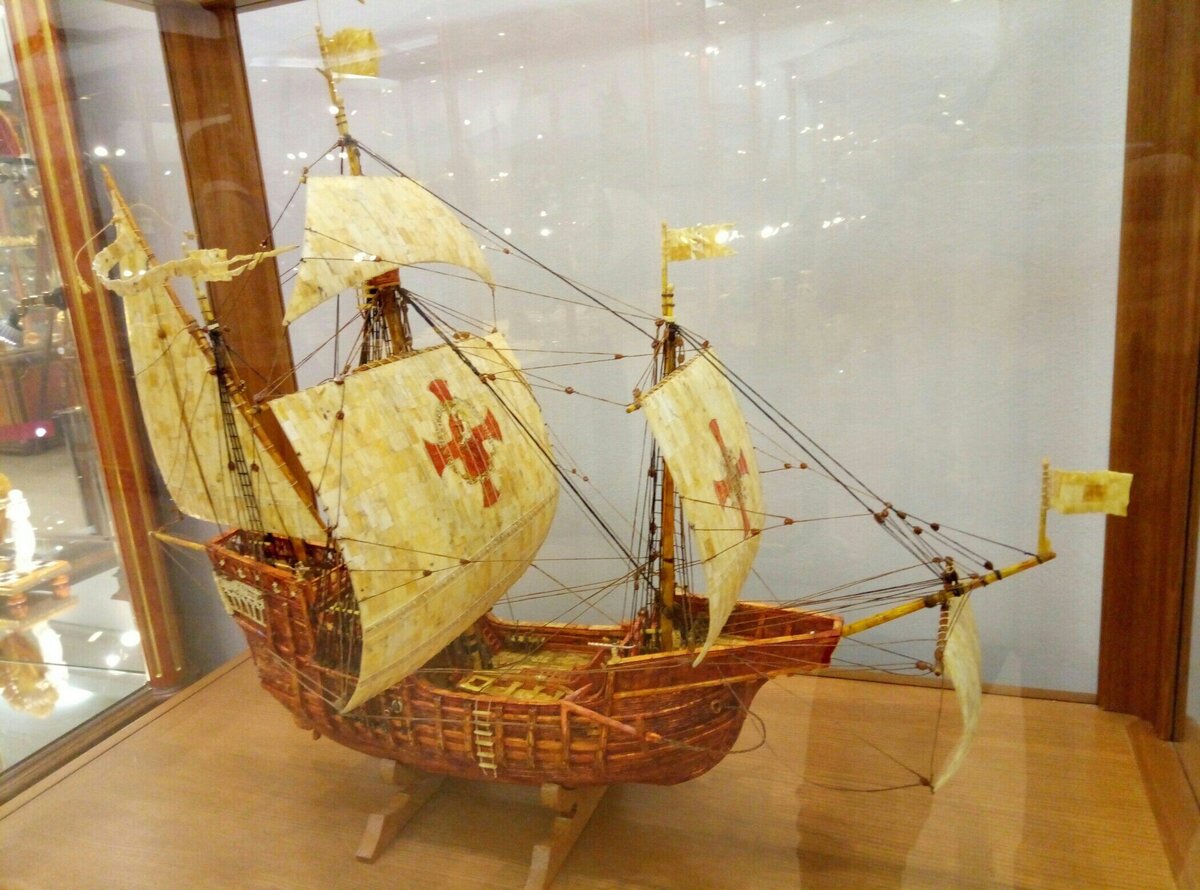 Парусник, сделанный полностью из Янтаря.