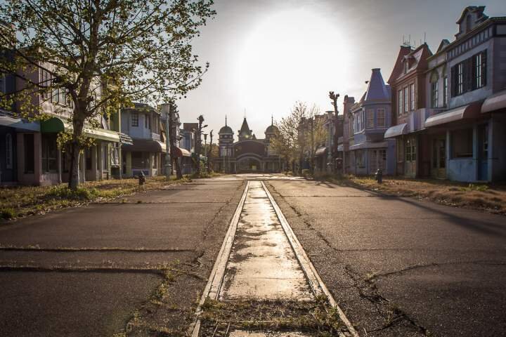 Парк развлечений на рассвете. Источник: https://free-eyes.com/nara-dreamland/