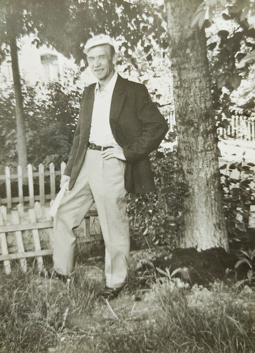 Разные мнения о жизни в СССР рождают множество слухов. Одно можно сказать точно - время было не однозначное. Я тогда был ещё ребенком и не мог оценить всего происходящего вокруг себя.-4