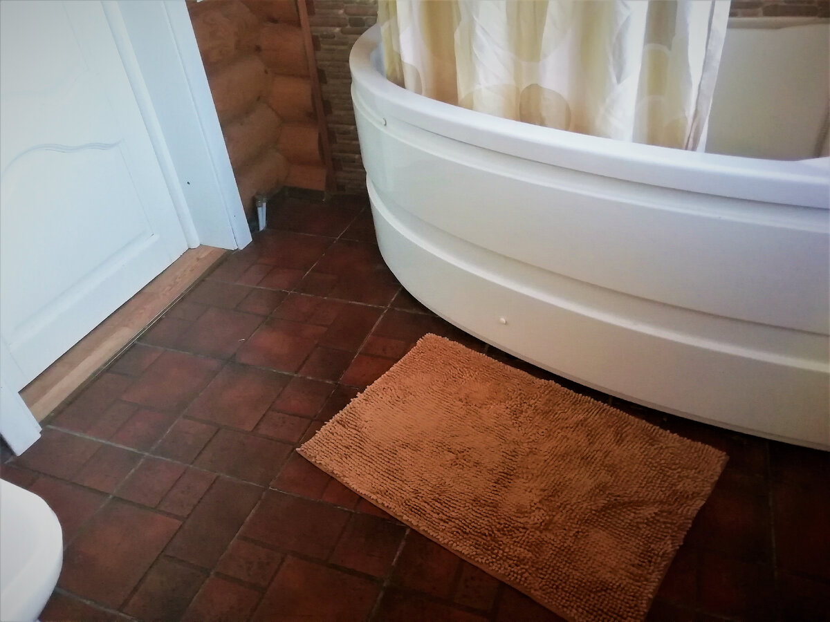 Маленький коврик в ванной
