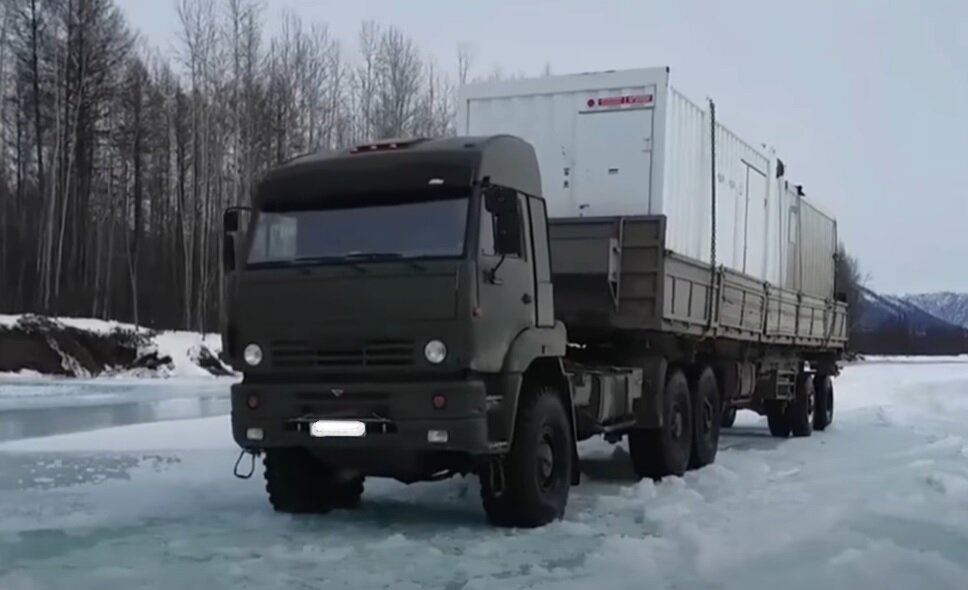 Грузовик на зимней дороге. Скриншот из видео. Используется и распространяется бесплатно по лицензии https://www.youtube.com/t/terms
