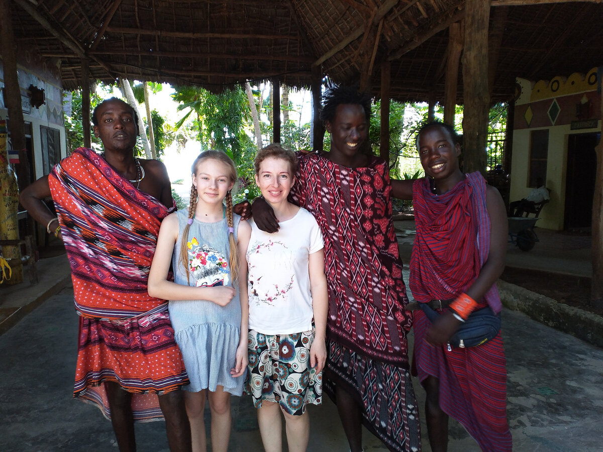  В страны третьего мира я предпочитаю брать доллары. Они многим привычнее. Деньги на пластиковой карте я на всякий случай тоже везу. Но пользуюсь только в экстренных случаях — типа в аэропорту — купить воду, так как ее постоянно отбирают при досмотре.
Расплачиваясь по карте вы должны понимать, что теряете на конвертации большие суммы.
И у частных торговцев практически никогда нет терминалов.
По прилету, в аэропорту,если срочно нужно, обменяйте совсем маленькую сумму. А лучше выйдите из здания аэропорта — вы встретите значительно более выгодный курс обмена.
Расскажу как разводят туристов в аэропорту Занзибара. Пройдя контроль мы пошли забирать чемоданы и тут же подбежал африканец и начал объяснять что он охраняет чемоданы и ему нужно за это заплатить. Думаю фиг с ним — дам немного. Он ведет к обменнику, я меняю деньги и этот крендель куда-то испаряется. Потом пройдя десять метров вижу обменник в этом же аэропорту с более выгодным курсом. А выйдя на улицу еще более выгодным.
В Занзибаре в деревнях есть обменные пункты, по крайней мере в Падже был. А в основном менял в банке в городе Стоун Таун.
В Египте в основном деньги меняются в банкоматах. Нужно чуть-чуть знать английский, чтобы найти банкомат, в котором есть такая услуга — exchange.
Надо отметить, что было страшновато засовывать в банкомат кровно заработанные 100 баксов.
На оживленных торговых улицах для туристов в Хургаде, я видел и обычные обменники с людьми.
В Таиланде в Паттайе обменников было очень много, сейчас в Таиланд ехать смысла нет. Только тем у кого и денег много и времени, чтоб сидеть на карантине.
Лучше всего для обмена денег брать с собой 100-долларовые купюры.
Но как показала практика, в большинстве стран в частных лавочках без проблем у вас возьмут и доллары. В частности и в Занзибаре и Египете, без проблем берут американские деньги.
Продолжение следует