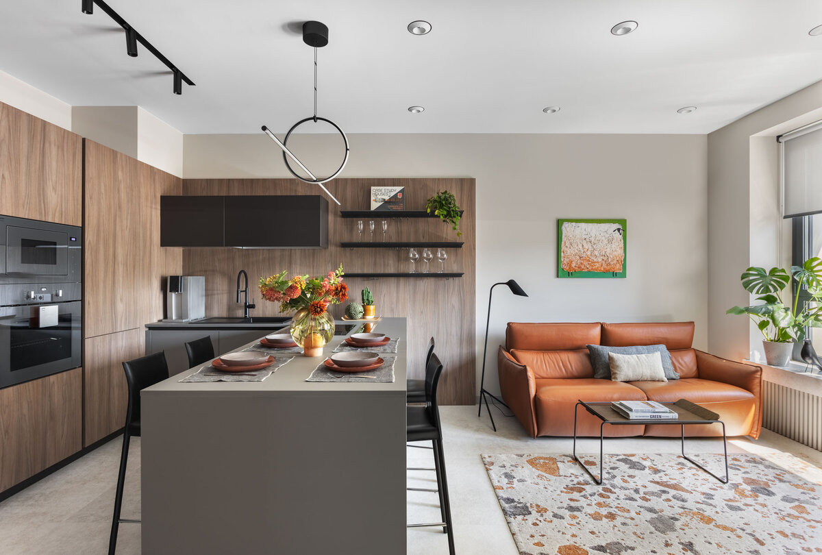 ТВ-зону обустроили у перегородки со спальней, которая одновременно служит коробом для откатных стеклянных дверей.