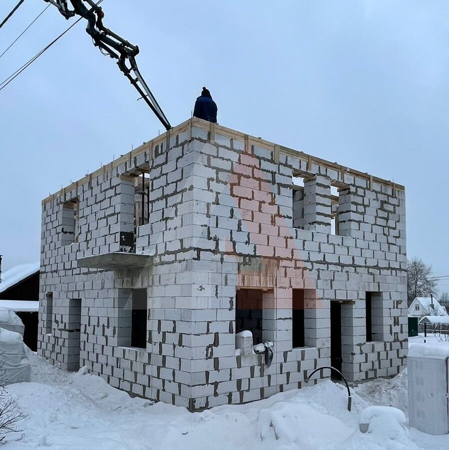 Заливаем монолитный пояс с кабелем для прогрева бетона. После принятия бетона закрываем плёнкой и держим включенным не менее трёх суток. 