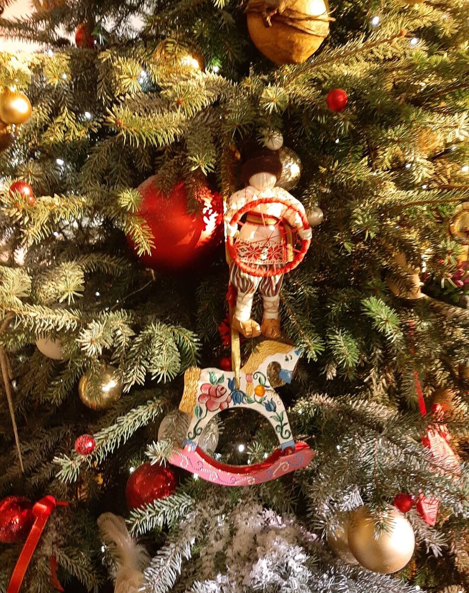 Игрушки висели и новые, и старые, ещё советские