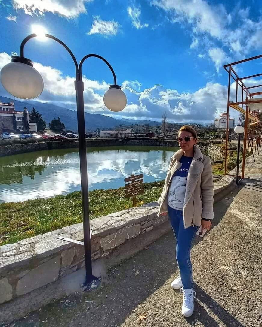 Я не верила, что мы найдем снег. Было тепло и солнечно даже в деревне Анойя, где он есть всегда (фото из архива автора)