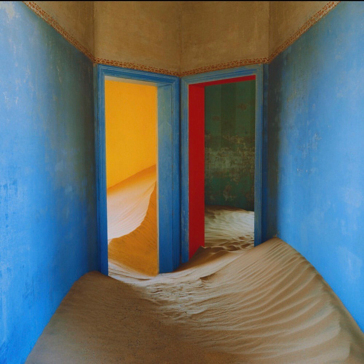 Оформление альбома Tame Impala «Currents»