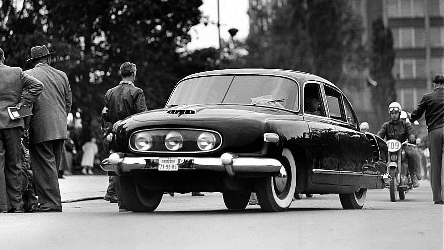 Внешний вид легкового автомобиля Tatra 603.