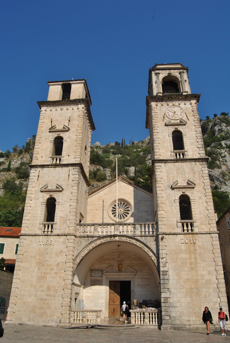 Кафедральный собор Святого Трифона-главная достопримечательность старого Котора. Был возведен в 1166 году.