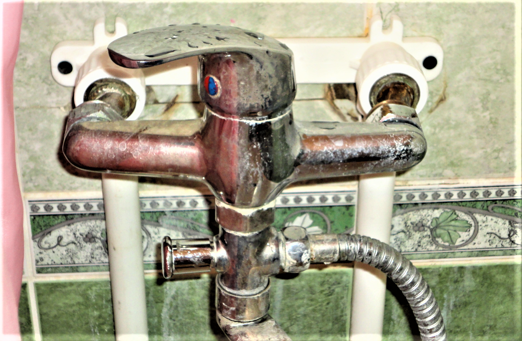 Ржавый смеситель. Сломанный смеситель. Блестящее хромированное покрытие смеситель. Ржавый кран в ванной. Хромированные смесители испорченные кислотой.