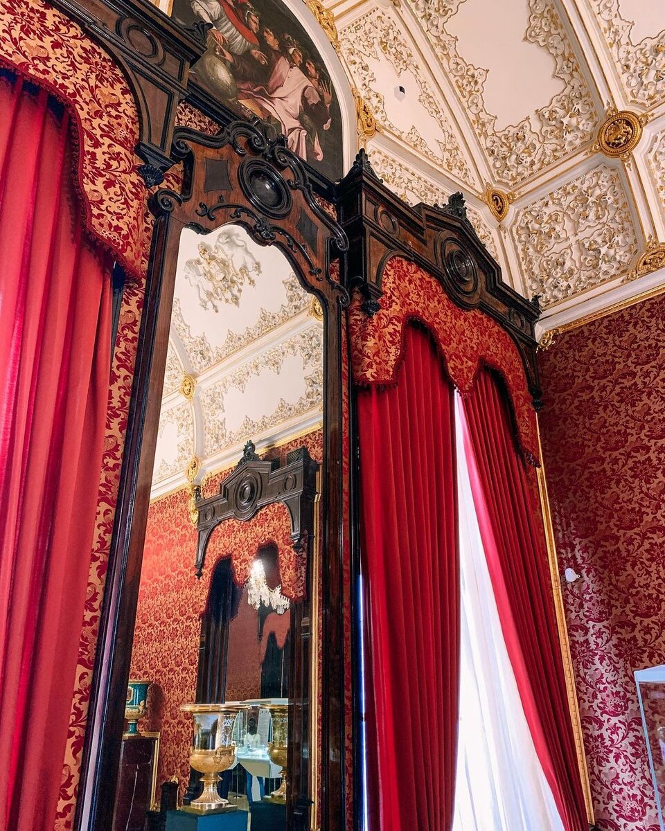 Красная гостиная