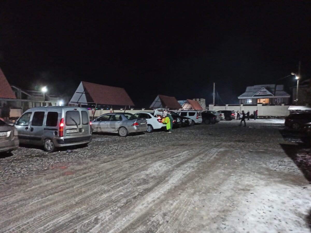 Парковка прям рядом с озёрами.От раздевалки к озеру проходишь через ряд машин.