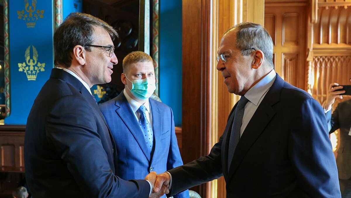 Москва выступает за постоянное членство Бразилии в Совете безопасности ООН, заявил министр иностранных дел России Сергей Лавров
"Сейчас Бразилия является непостоянным членом Совета безопасности. Мы сегодня подтвердили, что РФ подтверждает свою поддержку кандидатуре Бразилии и на постоянную прописку в СБ в контексте расширения членского состава этого органа за счет дополнительных мест развивающимся странам Америки, Азии и Африки", - сказал Лавров в ходе пресс-конференции по итогам переговоров с участием глав МИД и Минобороны России и Бразилии.