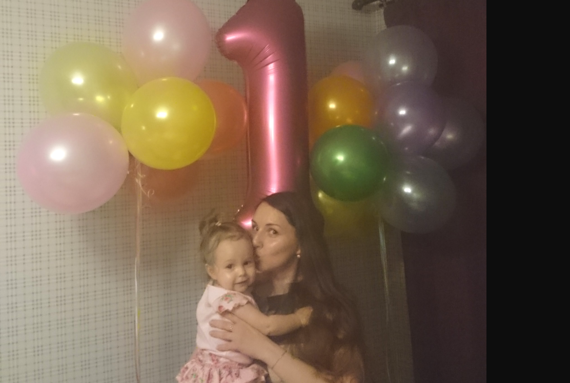 Соня с дочкой Ксюшей: птица-орлица и забавная малышка-птенчик. Соня старательно кормила Ксюшу грудным молоком, даже прошло больше одного года