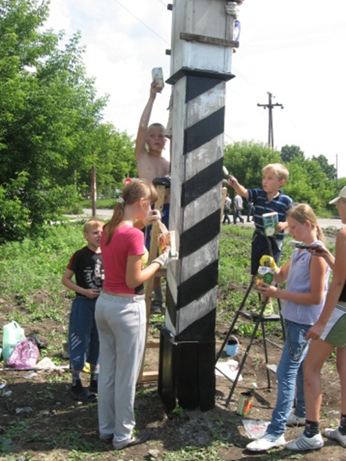 Символ Сибирского тракта – верстовые столбы. В 2000 году в Камышлове по инициативе клуба "Гренада" было установлено три таких столба: у Покровского собора, автовокзала и на Константиновке. С периодичностью раз в два года гренадовцы подкрашивали их. В 2017 году столбы были заменены.