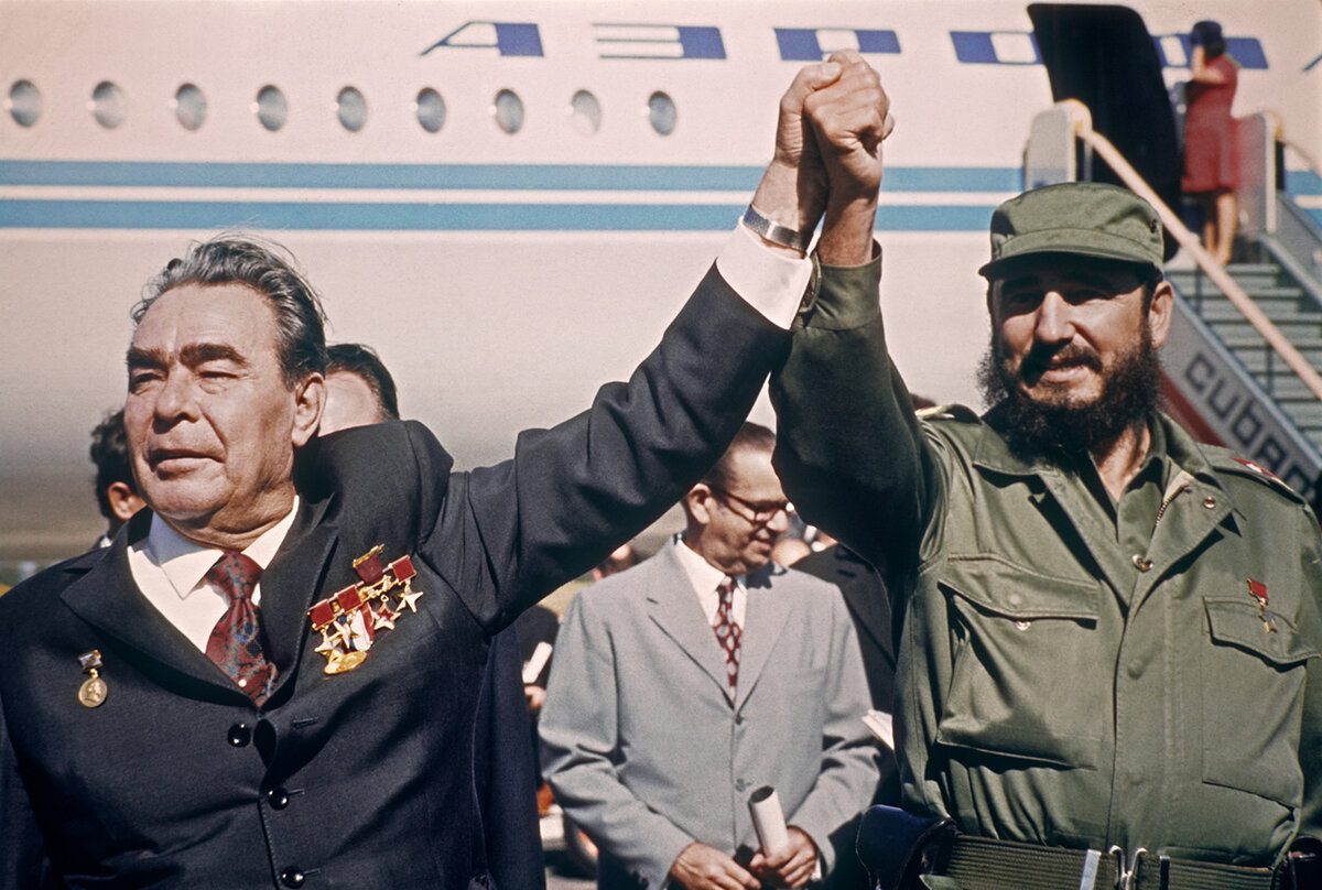 Заметьте как держат руки -- равноправно, а не как привыкли американские президенты класть свои длани на соседей