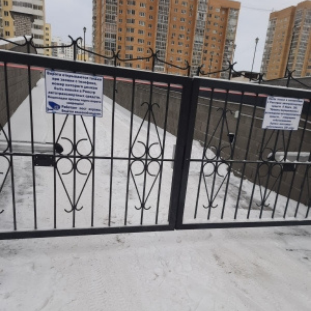 Распашные ворота для въезда на стилобат по адресу ул. 8 Марта, д. 188