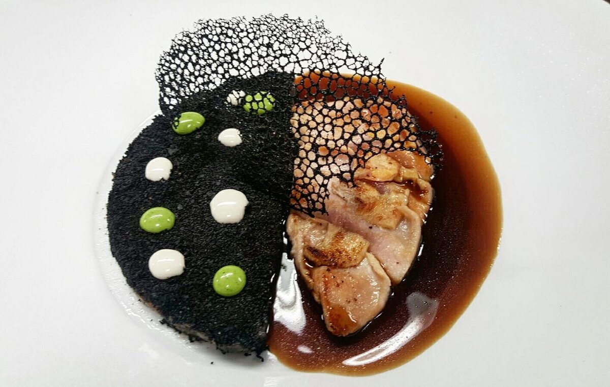 Приехав в Барселону, он, как и все эмигранты, начал искать работу. Знакомый предложил место помощника в одной маленькой традиционной таверне, хотя тогда он совершенно ничего не умел готовить. 