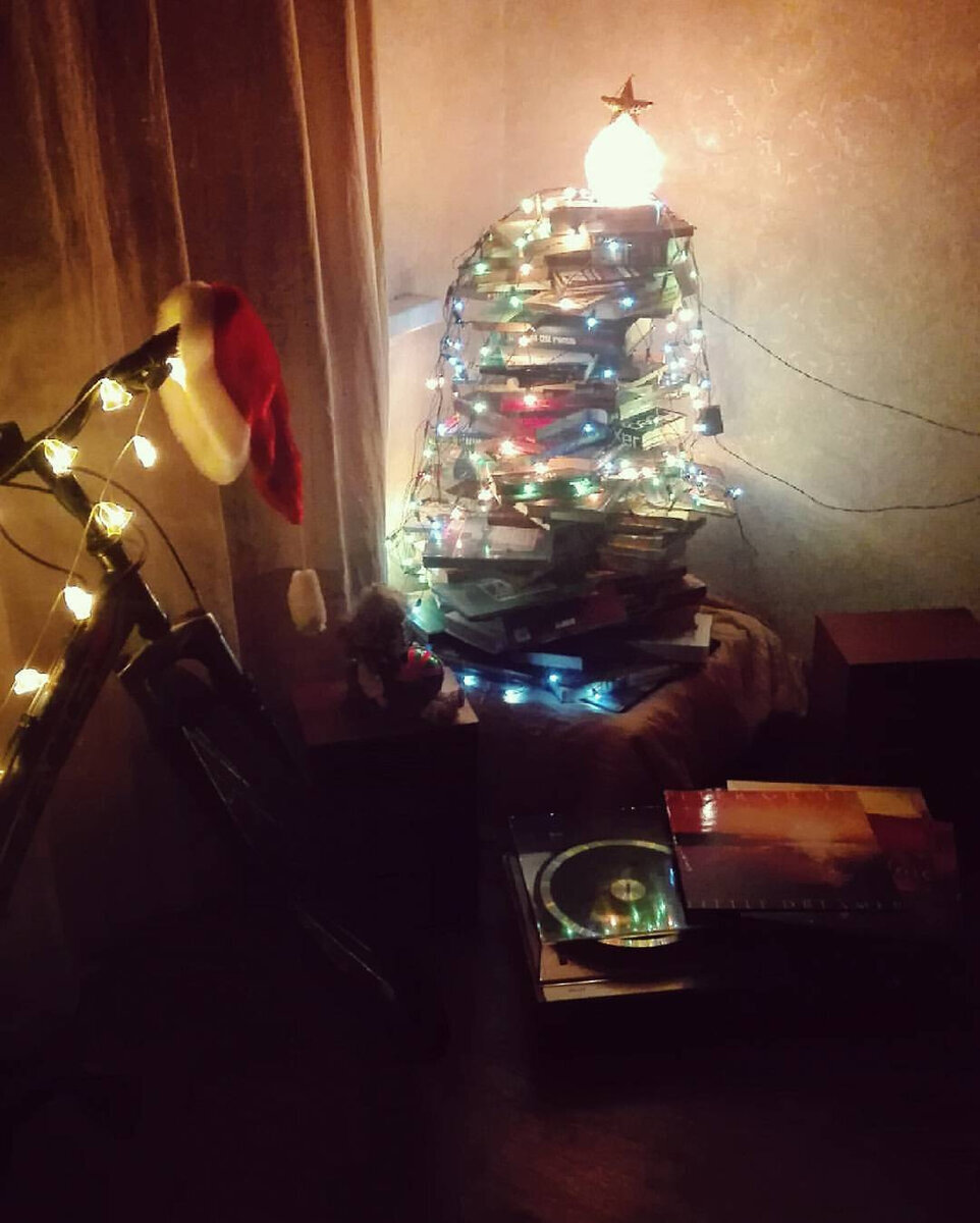 Декабрь 2016: у меня традиция переезжать под Новый год. Мебели еще нет - но есть книги.