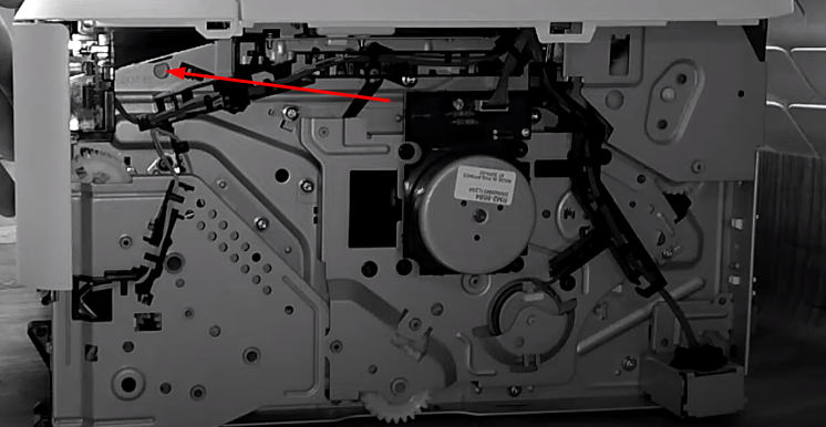 Отверстие для открытия передней крышки. Необходимо нажать пластиковыую белую кнопку каким-либо заостренным предметом