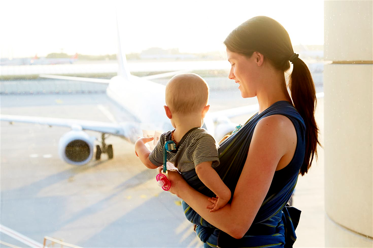 Самолет с маленьким ребенком. Путешествие с малышом. Мама с ребенком в аэропорту. Путешествие на самолете для детей. Поездка с детьми.