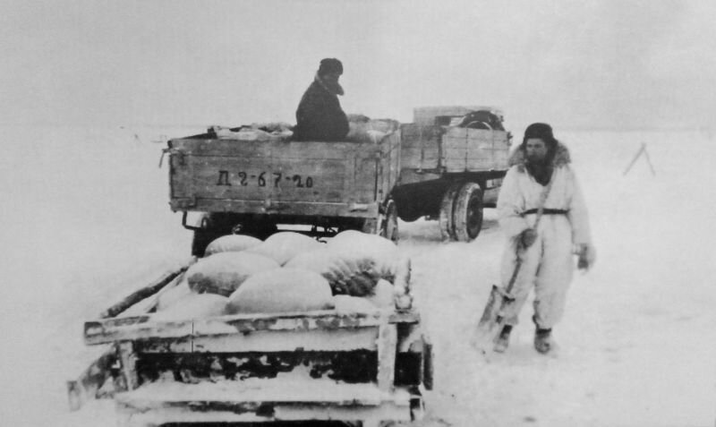 Машина с продовольствием для Ленинграда идет по Ладожской ледовой трассе. Фото Waralbum.ru