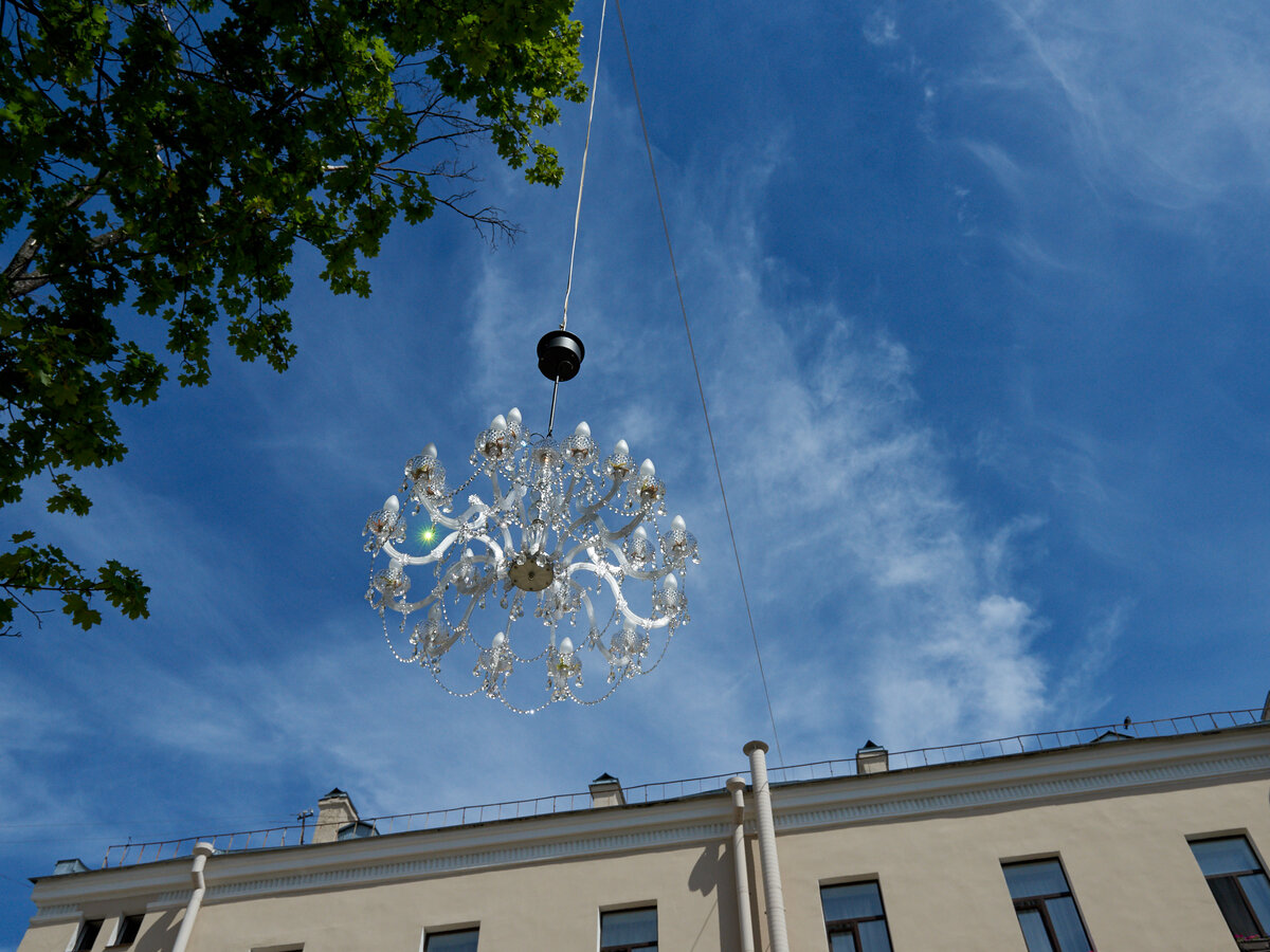 Например, если у вас во дворе нет люстры под открытым небом, то всё... Что всё? Да ничего) Нет, да и ладно. Завидуйте - у нас есть