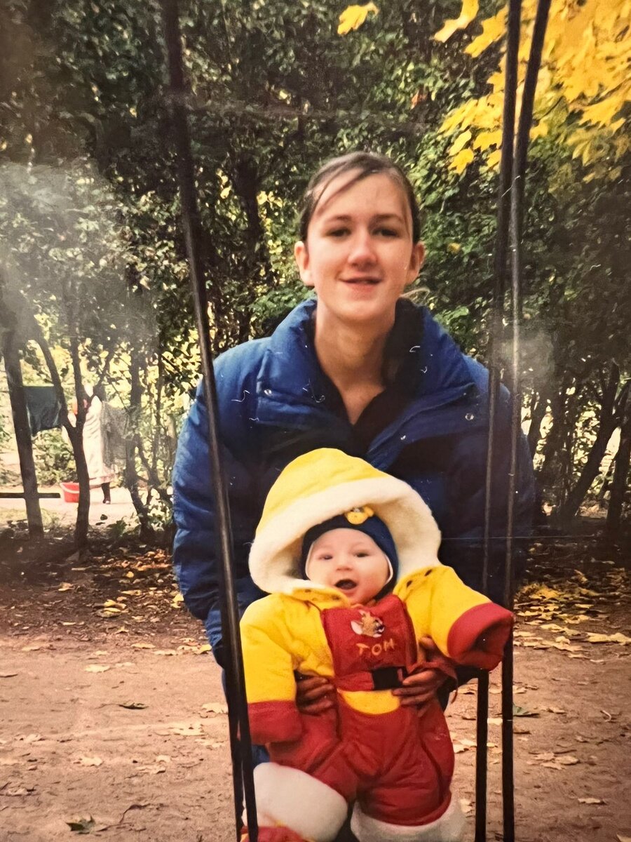 Мне на это фотографии 16 лет, Феденьке всего лишь 6 месяцев....