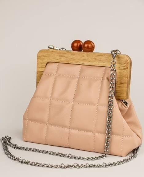 Новая коллекция! Женская сумка с фактурой натуральной кожи в самых красивых нежных цветах! Выполнены из премиальной экокожи, ручки деревянные на магнитах. Сумочка качественно изготовлена, швы ровные, нитки не торчат, нет посторонних запахов. Материал приятный, качественный, что обеспечивает сумке достойный вид. Внутри подкладка из качественной ткани, большой внутренний отсек с двумя кормашками, один из которых на молнии. Стильная сумка для эффектного завершения образа! В наличии с сумкой идет: ремешок - цепочка, который вы можете пристегнуть или отстегнуть в зависимости от образа. Сумка имеет красивую деревянную фурнитуру. Тоут, Шоппер, Хобо, Мессенджер, Планшет, сумка пельмень, Повседневные сумки, Вечерние сумки, Сумка женская на плечо, сумочка кросс-боди, Сумка-багет, сумка-пельмень, Деловые сумки, Рюкзак, Сумка-мешок, Клатч, Сумка-купол, Сэдл, Сумка-слинг, Сумка-муфта, Дафл, Бельтбэг, Уикендер, Дипломат, Ридикюль, Таблетка, Бокс, Сумка-корзинка, Сэтчел, Саквояж, модная сумка.