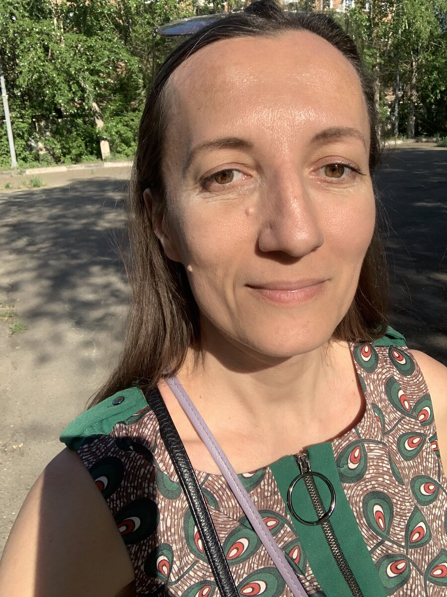 Это ещё солнце в лицо и смягчает вид в приятную сторону😊, но каждую морщину вокруг глаз подчеркнула😄