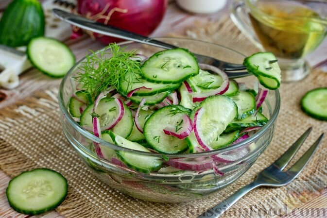 огурцы, лук репчатый красный, зелень укропа, масло растительное, уксус яблочный, сахар, соль, перец чёрный молотый