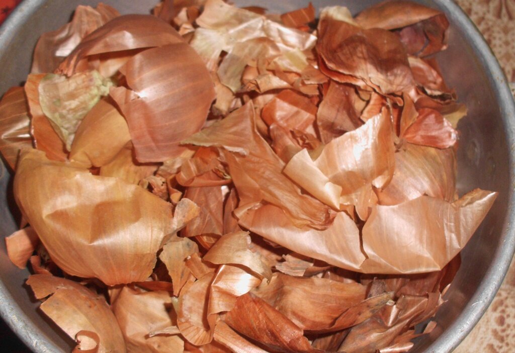 Луковая шелуха в металлической дуршлаге. Личное фото автора канала Житейская проза
