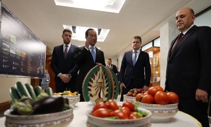    В условиях вечной мерзлоты проходят сортоиспытания клубники в якутской теплице помимо томатов и огурцов