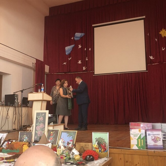 В Степанакертской школе с обучением на русском языке состоялась церемония передачи учебников. Фоторепортаж