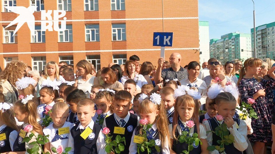     Не все первоклассники еще проснулись на линейке. Никита МАНЬКО