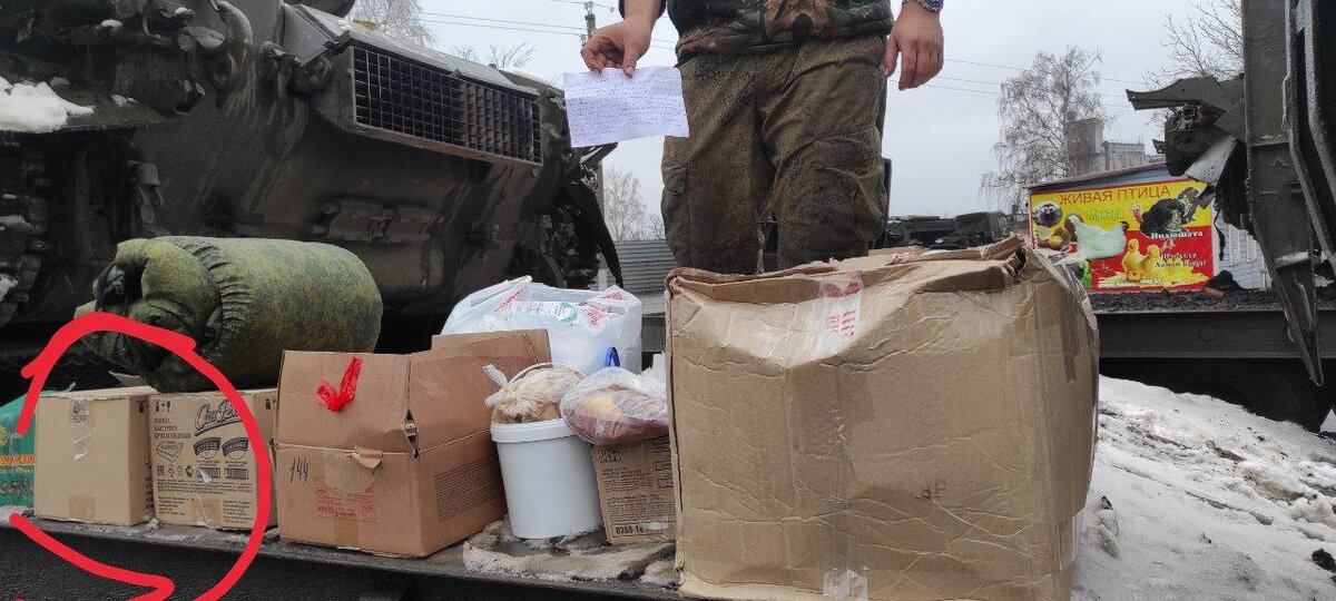 Фото от Анны, фельдшера нашей дивизии, госпиталь которого за ленточкой. В прошлый раз мы отвозили большую помощь медикаментов, а вдобавок вкусняшек. Одним ребятам ушли 2 большие коробки с едой быстрого приготовления. 