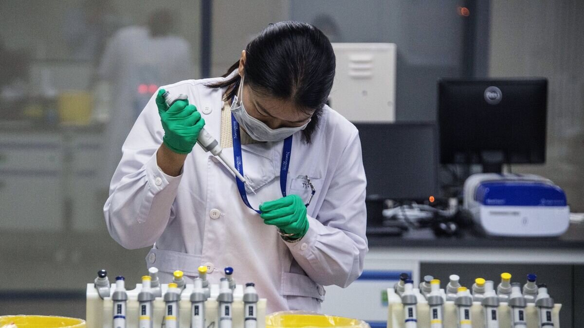    Сотрудница лаборатории центра ДНК-секвенированию© РИА Новости / Илья Питалев