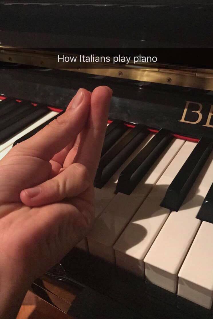 Пианино мемы играть. Фортепиано Мем. Мемы про фортепиано. Крутая игра на пианино. Играет на пианино Мем.