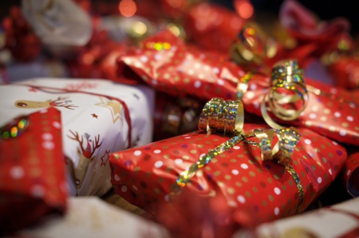    В Омске выбрали компанию, которая закупит новогодние подарки от губернатора