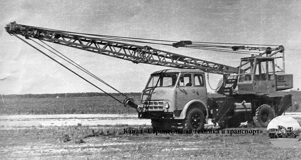 Серийный гидравлический кран КС-3562А на шасси МАЗ-500А с основной решетчатой стрелой (ниже - он же)