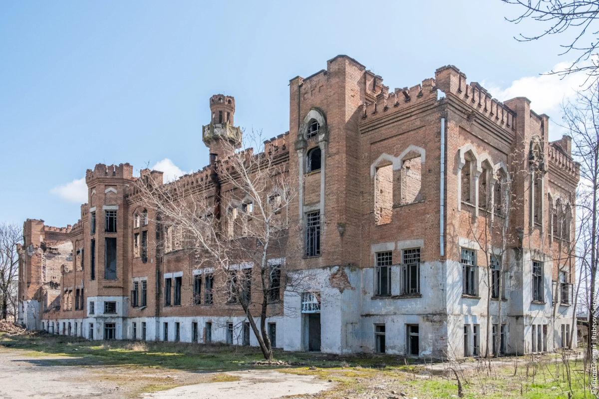 Английский дом в грозном. Здание ГРОЗНИИ, Грозный. Заброшенный английский замок в Грозном. Английский дворец в Грозном.