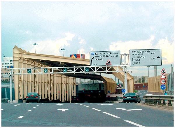 Моя дорога от дома до работы на машине - это 20 км. В час пик - почти полтора часа по пробкам. О каком "подвезти" тут может идти речь?